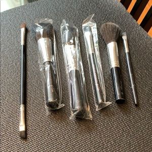 Set of 6 Makeup Brushes w/bag